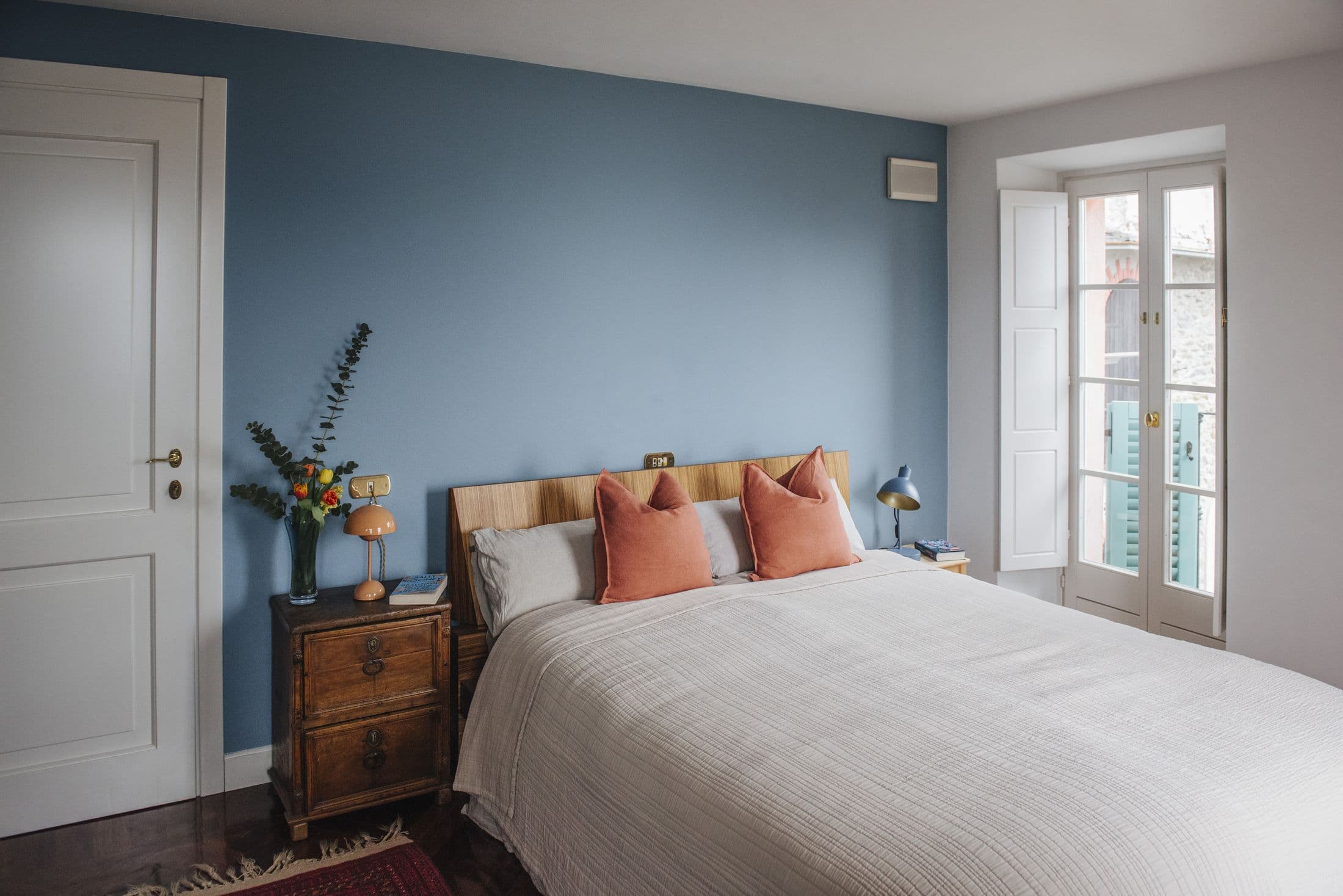 Blue bedroom, lake view